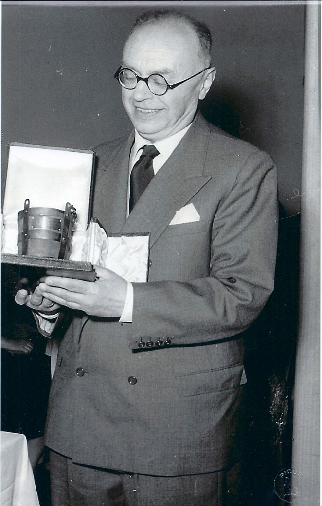 Nato a Mirandola (Modena) il 2 genn. 1894 da Alfredo, medico, e da Rosa Severi, rimase orfano della .....