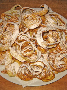 Questa ricetta trova una sua tradizione nella no­stra provincia e rientra tra i semplicissimi piatti dolci che in campagna venivano preparati per Carnevale.