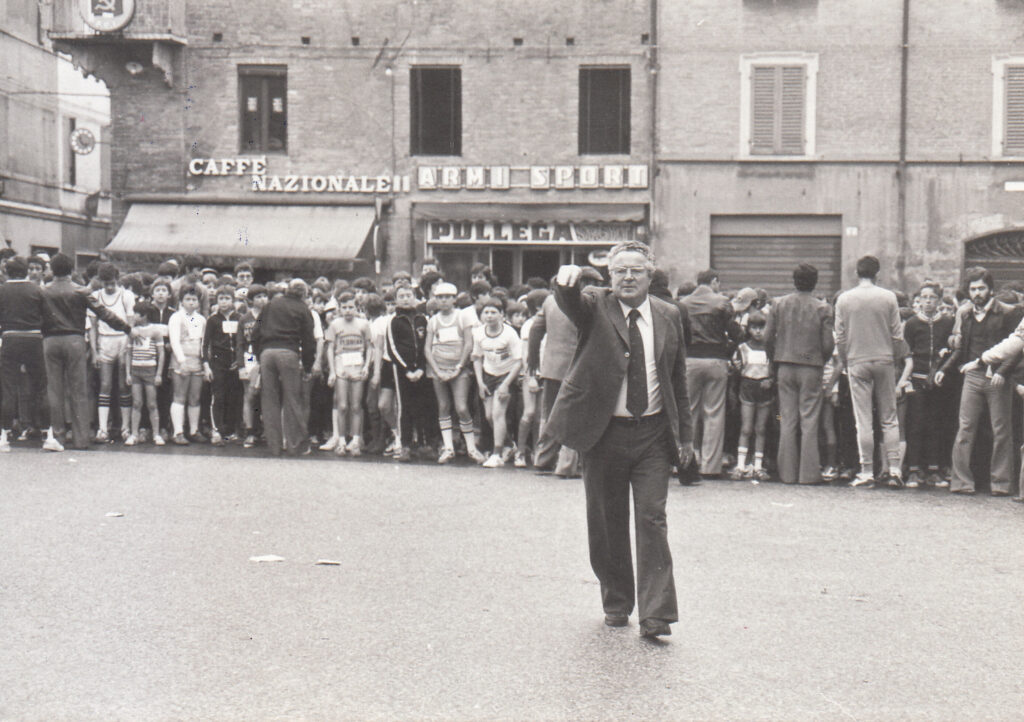 Non che a Mirandola non fossero già state allestite altre competizioni sportive. Nel biennio 1969-70 lo stesso Artioli, il compianto prof. Romeo Valeri e il dott. Saverio Montella, avevano dato vita al trofeo 