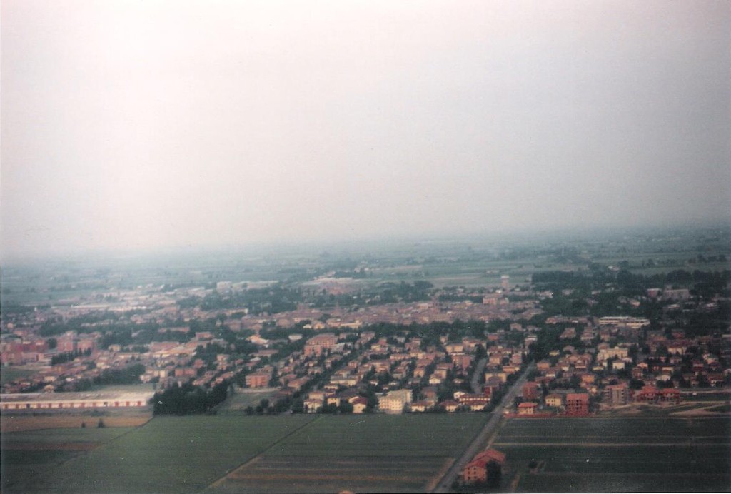 In quest'ultimo capitolo proverò a portarvi in volo con me. Vi porterò sopra i cieli di Mirandola.

Chiudete gli occhi ed immaginatevi … bè forse è meglio che li teniate aperti per poter leggere.

Allora, mentre ......