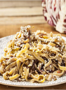 Tagliatelle al radicchio e crema di tartufo