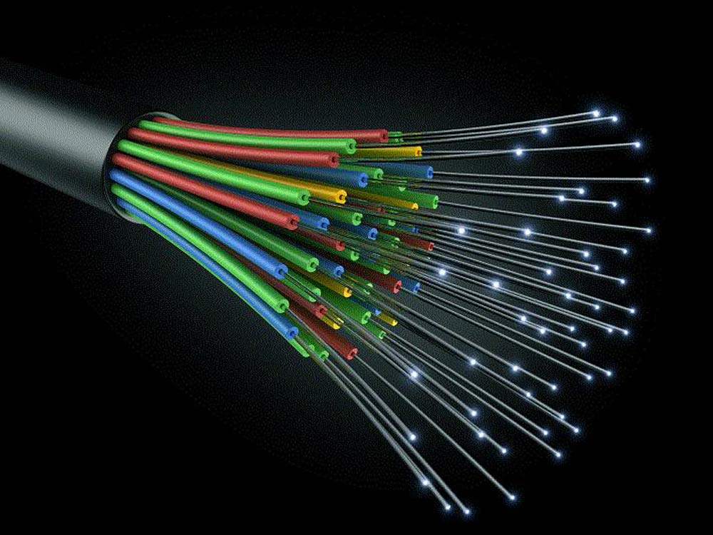 Mirandola – Fibra ottica, un incaricato raccoglie le autorizzazioni..