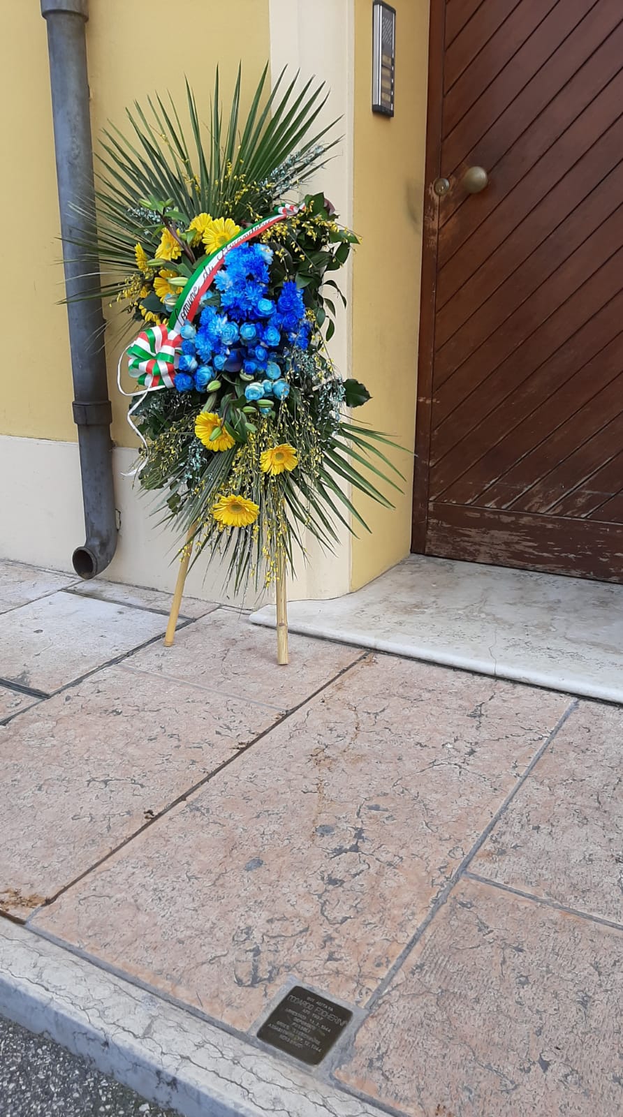 Mirandola – Fiori presso la pietra d’inciampo dedicata a Odoardo Focherini