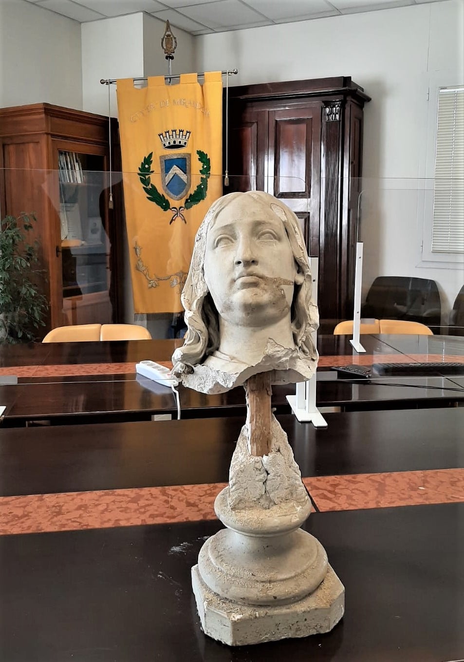 Mirandola – Rinvenuto busto di Pico danneggiato dal terremoto.