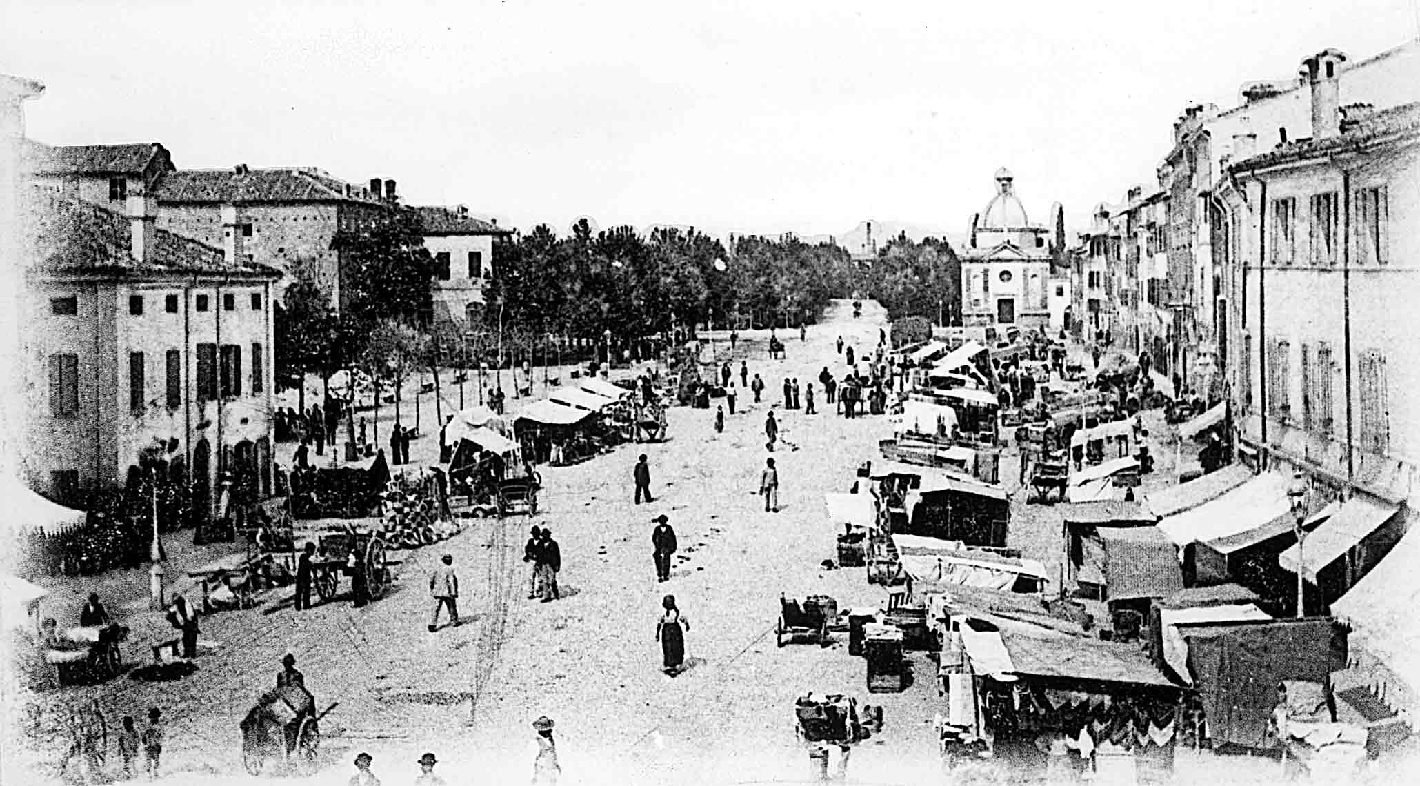 Mercato in piazza