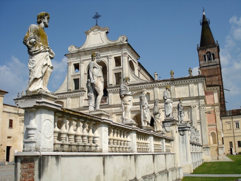 Mentre Giovanni Pico a 28 anni raggiungeva l’apice della sua breve ma intensa esistenza, sfidando in contradditorio con le sue 900 tesi l’intera.........