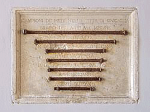 Un bràss: lunghezza di un braccio – da 50 a 60 cm. circa. ’Na gamba: lunghezza di una gamba – da 70 a 80 cm. circa. ’Na pèrdga: la « pertica », bastone in legno, diritto,.......