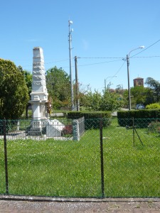 Il terreno ove ora sorge il monumento ai Caduti in Guerra della frazione, era occupato dal porto fluviale e da un edificio, forse una torre o un mulino.