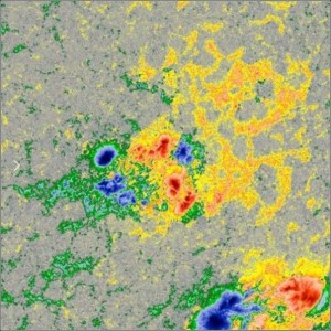 Macchie solari: in luce visibile e viste dai magnetometri – Credit: Space Weather Live