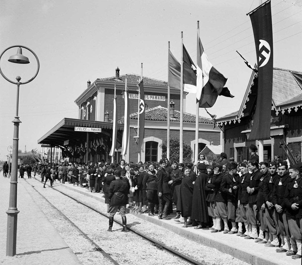 Stazione_di_San_Felice_sul_Panaro_addobbata_in_attesa_del_treno_di_Hitler_(1938)