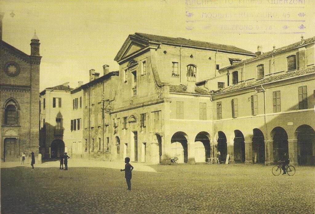 In una saletta al primo piano della palazzina abitata dalle suore, all’interno del complesso ospedaliero di Mirandola, si può vedere una statua, in legno di cipresso, alta poco più di un metro, di .......