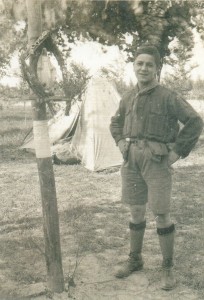 1926- Walter Luppi davanti alla nicchia da lui costruita al campo a San Martino Secchia