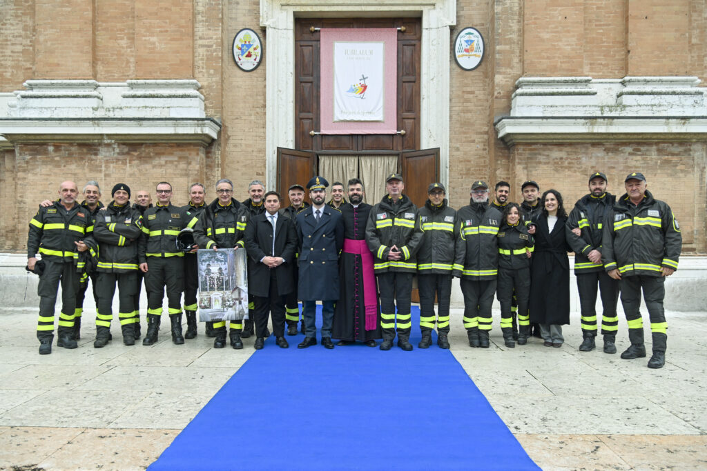 Torna la Festa di Santa Barbara, figura assai cara ai vigili del fuoco. Quest'anno la cerimonia liturgica, che ha coinvolto tutta la Provincia di Modena, si è tenuta presso la Basilica Pontificia di Fiorano.
Tanti gli illustri ospiti e fedeli invitati a questa Celebrazione:.....
