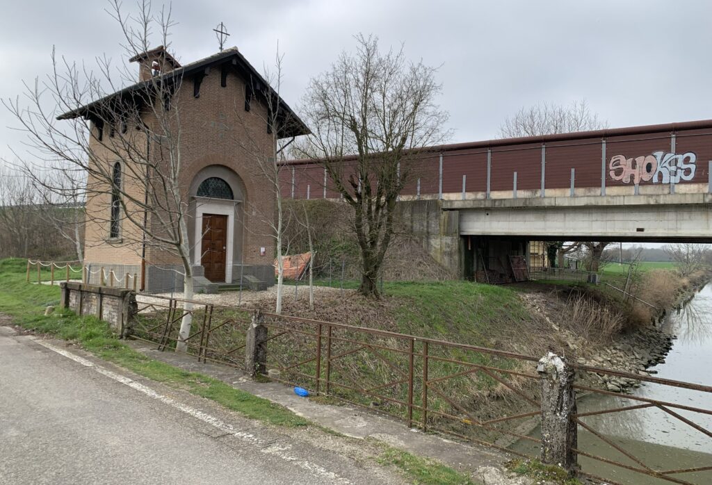 Immagine attuale dell’Oratorio della Madonne delle Grazie e dei Miracoli, in via Scarabella. L’edificio religioso è stato ricostruito nel 1929 dal Consorzio Interprovinciale della Bonifica di Burana, dopo il crollo della precedente chiesa.