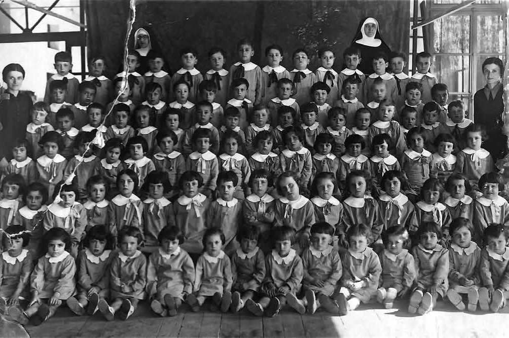 Io e mio fratello andavamo a l’esìlo dalle suore, quello a fianco delle scuole Elementari, sul viale della Libertà. Erava­mo parecchi, tra maschi e femmine quasi un centinaio, con due sole suore, più l’Oriele e un’altra, che......