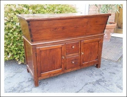 Esiste un’arte che non vive nelle pinacoteche o sulle facciate delle cattedrali, ma che si fonda ugualmente su rigore, prospettiva e tensione estetica: è l’arte del mobile emiliano. Definirlo artigianato appare riduttivo, poiché ogni pezzo, dal virtuosismo delle tarsie rinascimentali alle.......