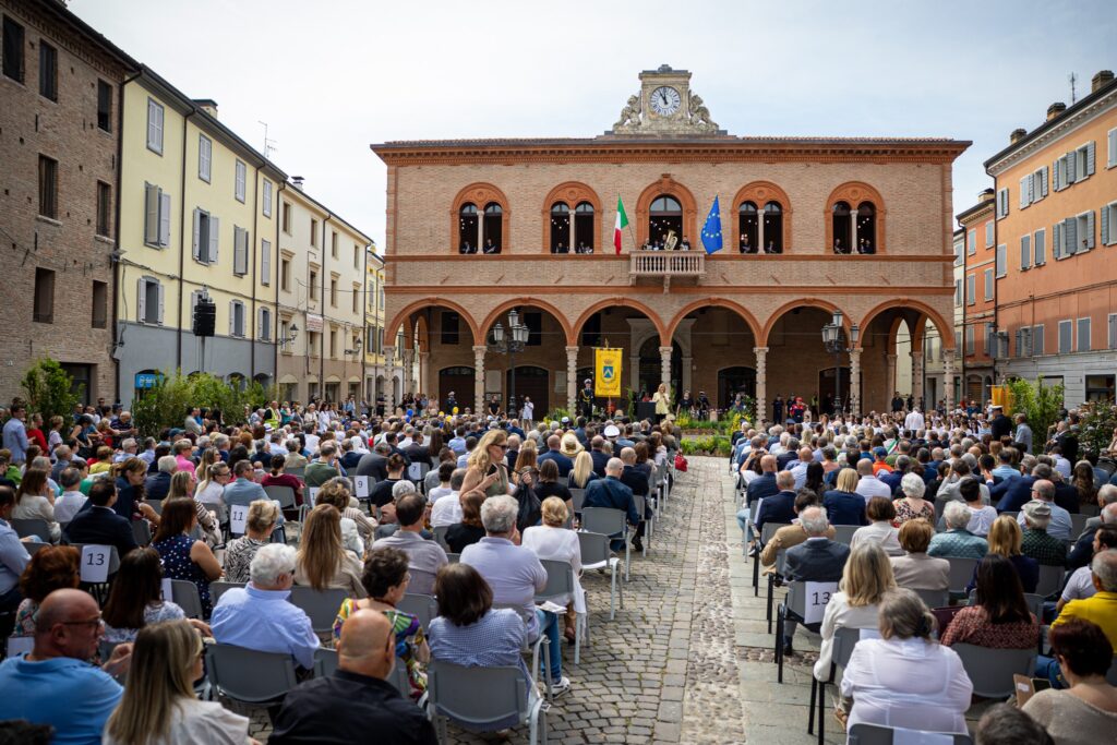 Mirandola torna a sorridere, dopo cinque anni, con l'inaugurazione del  Municipio, il centro riprende vitalità.

Questo l'annuncio dei lavori da parte dell'Amministrazione nel 2020.........