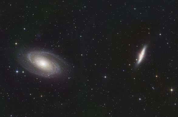 La galassia di Bode e la galassia Sigaro, rispettivamente gli oggetti M81 ed M82 del famoso catalogo Messier.

Una coppia di galassie che circa 380 milioni anni fa hanno avuto uno scontro fra di loro che ha lasciato il segno nelle loro forme e nelle loro caratteristiche.