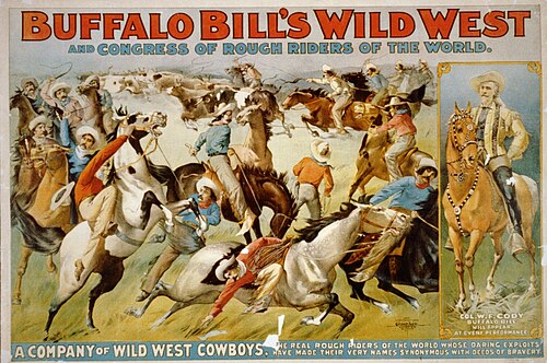 Il colonnello William Frederick Cody, universalmente noto come “Buffalo Bill”, riuscì nell’impresa di trasformare la frontiera americana in uno spettacolo itinerante senza precedenti: il Wild West Show.